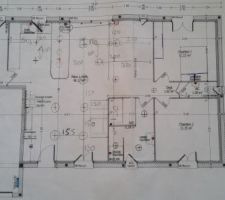 Plan du rez de chaussée  , étant électricien y a du spot de prevu ?