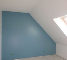 Peinture des chambres blanc et couleur OK. Reste baguettes d'angles pour finition parfaite   parquet   plinthe
Chambre Parents