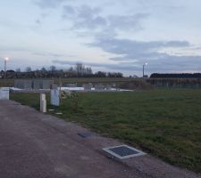 Terrain avant travaux. Un de mes deux futur voisin a d&eacute;j&agrave; commenc&eacute; sa dalle est coule