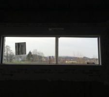 01/03/2016 : La maison est hors d'eau et a presque toutes ses fenêtres !
Fenêtre sous-sol