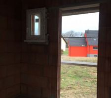 01/03/2016 : La maison est hors d'eau et a presque toutes ses fenêtres !
Fenêtre toilettes du rez-de-chaussée   future porte d'entrée
