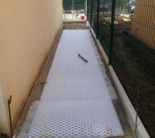 Réalisation du chemin d'accès à la terrasse en gravillon stabilisé - Pose des plaques en nid d'abeille