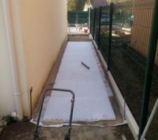 Réalisation du chemin d'accès à la terrasse en gravillon stabilisé - Pose des plaques en nid d'abeille