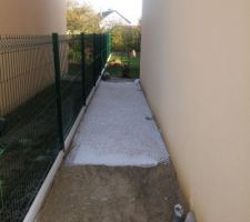 Réalisation du chemin d'accès à la terrasse en gravillon stabilisé - Pose des plaques en nid d'abeille