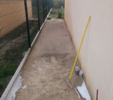 Réalisation du chemin d'accès à la terrasse en gravillon stabilisé - Pose du sable