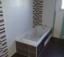 Carrelage et faïence de la sdb, manque le meuble avec vasque à gauche et quelques carreaux