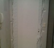 Porte en place mise a niveau premier bouchage des trous avec de la mousse expansive
