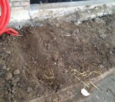 Terrassement en cours pour création de l'allée et surprise :( les tuyaux apparaissent peu profonds d'après le terrassier.