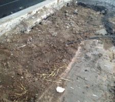 Terrassement en cours pour création de l'allée et oups, le terrassier accroche l'arrivée d'eau qui, selon lui, n'est pas assez profonde et pas de grillage avertisseur bleu :(