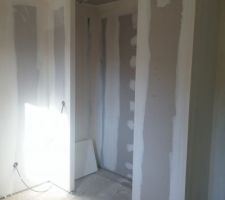 Placard de la chambre avec la trappe d'acc&egrave;s aux combles