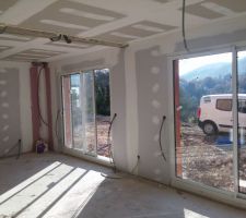 Salon , avec les 2 baies vitr&eacute;es