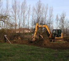 La bêêêêête en action : décapage de la zone d'implantation de la maison.