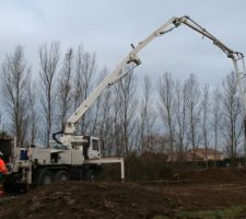 Le drôle d'engin qui projette le béton !