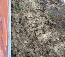 L'on m'a remblayé avec de la terre qui ne provient pas des lieux.
(une main courante à été faite pour le vol de la terre agricole qui avait été décaissée et laissée à côté de la maison.