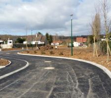 Voirie terminée. Nettoyage de notre terrain prévu par le lotisseur d'ici la fin de semaine.