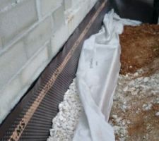 Mise en place du drain : Delta MS, Bidim, drain et ballast avec un gabarit fait maison ^^