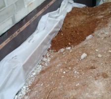 Mise en place du drain : Delta MS, Bidim, drain et ballast avec un gabarit fait maison ^^ Et remblai