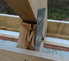 La charpente devient grise par endroits, le bois est pourri