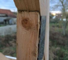 La charpente devient grise par endroits, le bois est pourri, les connecteurs s'écartent