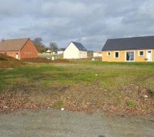 Le terrain situ&eacute; dans le lotissement vendu par la mairie de Chemir&eacute; Le Gaudin. Pour la petite histoire, la maison en brique  au fond a gauche, c'est la maison de mon fr&egrave;re qui fait aussi construire par BBC.