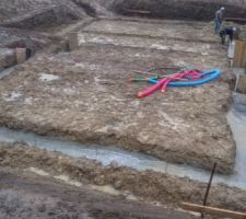 Dégagement des fouilles gorgées d'eau_bas du terrain