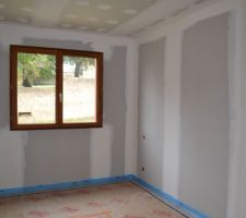Chambre : 2. Isolation pratiquement terminée (ne manque que l'isolation au niveau des prises).
