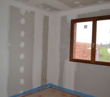 Chambre : 2. Isolation pratiquement terminée (ne manque que l'isolation au niveau des prises).