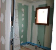 Salle de bain. Isolation pratiquement terminée (ne manque que l'isolation au niveau des prises).