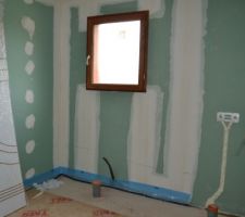 Salle de bain. Isolation pratiquement terminée (ne manque que l'isolation au niveau des prises).