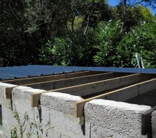 R&eacute;paration de l'abri d&eacute;j&agrave; pr&eacute;sent sur le terrain