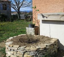 Une nouvelle jardinière en pierres sèches a vu le jour aujourd'hui: enfin une place pour mon super rosier ancien :-) (cf. les photos de mon ancien jardin) - bon, reste plus qu'à faire l'escalier en bois pour descendre du balconnet, mais, ça, je laisse à Monsieur!