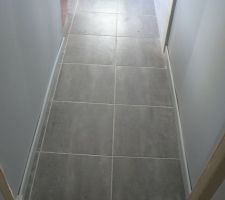 Plinthes salle de bain des enfants coll&eacute;es