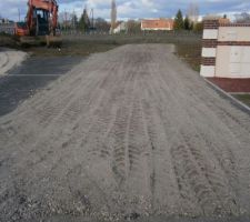 D&eacute;but des travaux : Chemin d'acc&egrave;s au chantier   protection des 2 places de jour