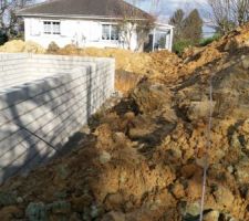 Vide sanitaire fini. Nous attendons les mat&eacute;riaux pour la dalle