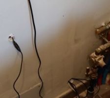 Préparation pour l'installation de la tv murale.
Je voulais absolument un système sans fil apparent.
