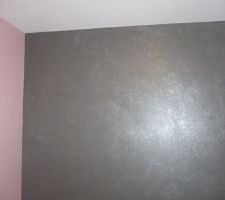 Les paillettes de la chambre de Lilou (on voit pas super ms ça rend bien)