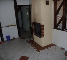 Voici la cheminée en question et le muret à droite.