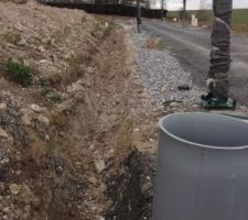 Tranchée pour mur de soutènement pour le jardin. Le mur fera 0.80, règle du lotissement.Semelle comprit entre 50 et 66cm, soit 15 cm côté mur visible 20cm épaisseur du mur 15 à 30cm côté remblai. Ferraillagee avec semelle S35, fer à béton tous les 50 cm et parpaings banchés 20x20x50 et 300kg de béton protection hydrofuge derrière le muret