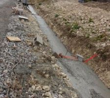 Coulage de b&eacute;ton en 3 paliers car la route est en pente