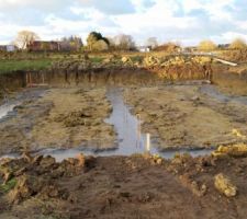 Les fondations sont coul&eacute; aujourd'hui par contre  le constructeur ne ma pas pr&eacute;venue je sais pas quelle profondeur elle fond je sais m&ecirc;me pas  si c'est ferraill&eacute; j'esp&egrave;re que oui il faut &ecirc;tre vigilant et suivre au maximum l'avancement des travaux.