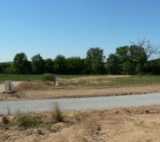 Ils ont fait un peu de voierie, ont peu acceder en voiture, et on voie le chemin pietonnie qui va longer notre terrain
