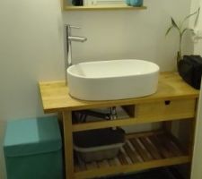 Salle d'eau du RDC, Coin lavabo. Depuis la photo, le tiroir manquant a été remis mais il nous reste encore à faire la faïence et de la petite déco à mettre