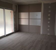 Vue depuis Salon vers Cuisine avec porte à galandage entre les 2