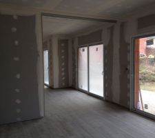 Vue depuis Cuisine vers Salon avec porte à galandage rentrée dans la cloison