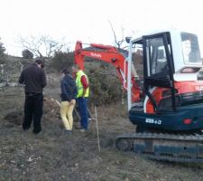 Réalisation de trous à la mini-pelle pour les études de sol