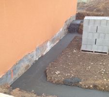 Le maçon de notre future voisin colle la semelle des fondations à celle de notre maison sur la mitoyenneté. Est ce réglementaire ?