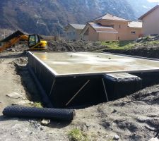 Nous venons  de terminer  la pose  du Delta MS. Ça a été  du boulot ! Le terrassier  reprend  la main  et fait actuellement  le drainage. A suivre..