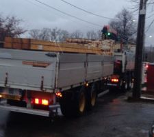 Les materiaux arrivent .... Coupure de la circulation à 8h du matin les voisins sont ravis . 1000 excuses