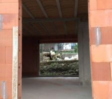 Seuils posés en attendant les menuiseries.