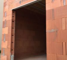 Seuils posés en attendant les menuiseries.